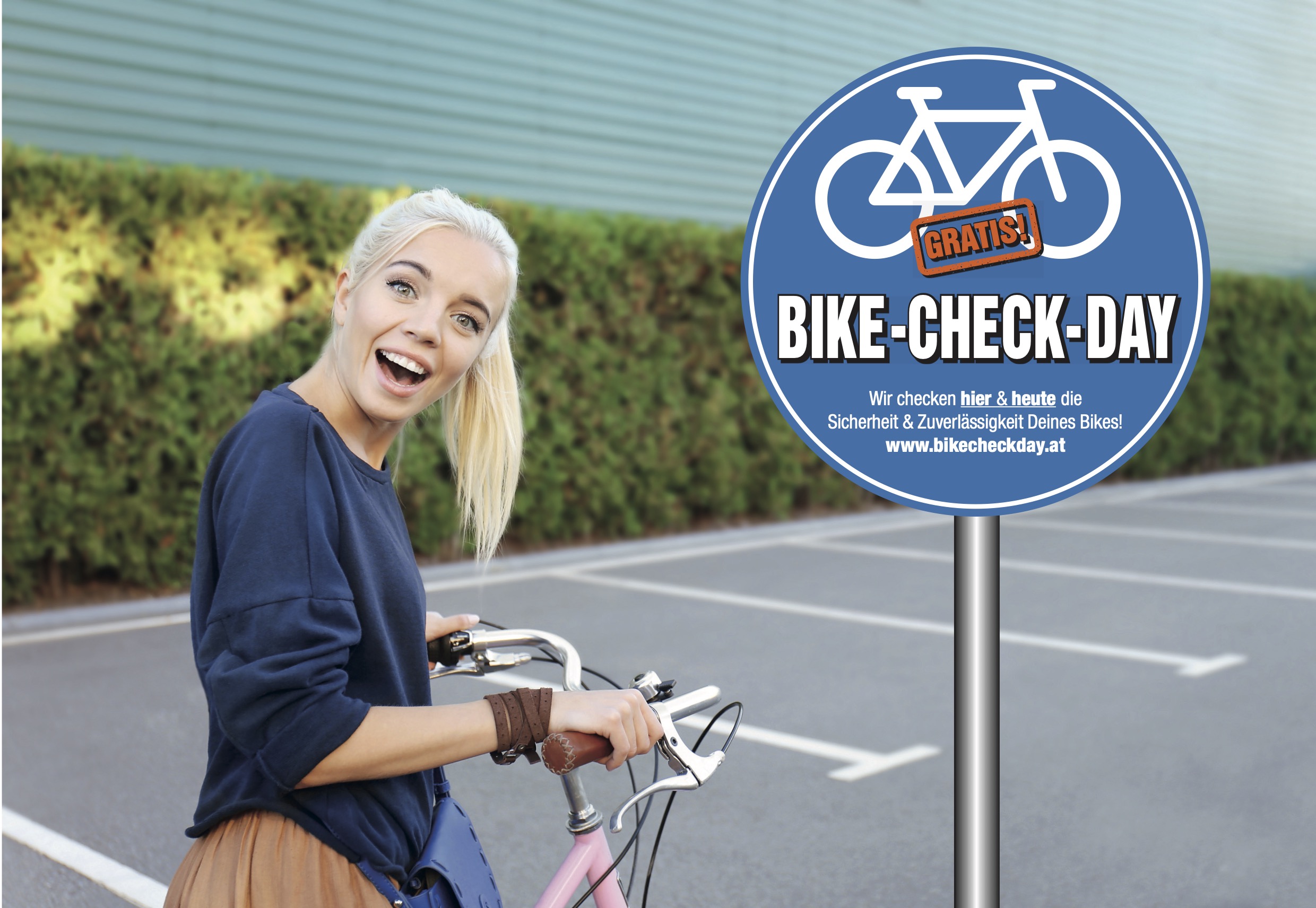 Fahrradfahrerin vor dem Schild zum Bike Check Day 2026